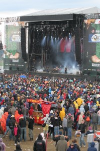 Blick vom Converse-Stand auf die Green Stage des Southside 2009