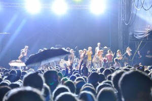 SANTIGOLD rockt mit Fans das GROSSSCHOTT.