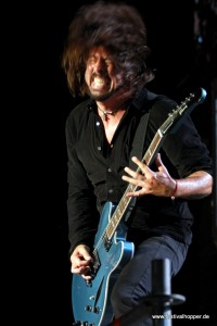 dave rockin foo-fighters hf2011