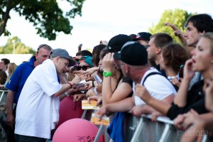 Backgroundsänger von Kool Savas schreibt Autogramme!