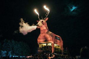 Jägermeister-Platzhirsch-bei-Nacht