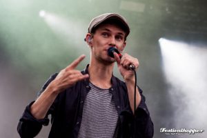 WalkingOnCars-RAR2016-9333