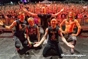 Hütte Rockt 2016: Die Donots reißen die Hütte ab! Die Fans tanzen und singen dass die Erde bebt. Foto André Havergo