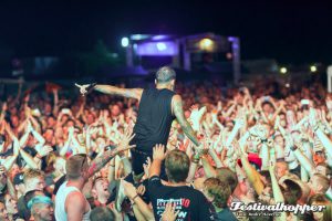 Hütte Rockt 2016: Die Donots reißen die Hütte ab! Ingo von den Donots feiert bei "We're Not Gonna Take It" in der Menge! . Foto André Havergo