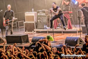 6500 Gäste in der ausverkauften Halle Münsterland. Die Fans feieren ihre Donots. Foto: André Havergo