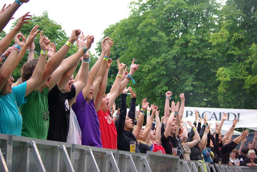 09-08-02_bigdayout_004_festival_800x600