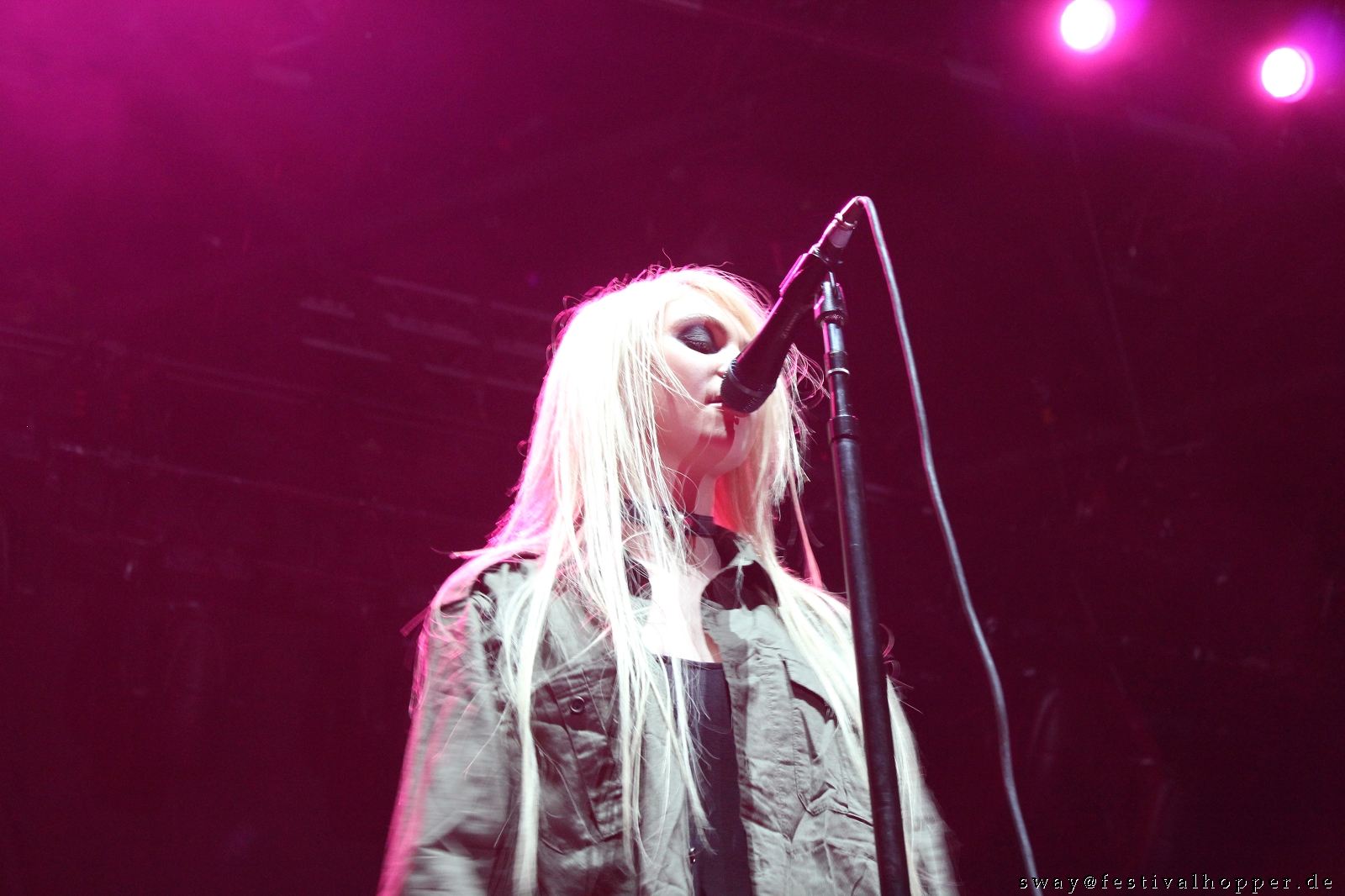 The-Pretty-Reckless-2011-Dusseldorf_02