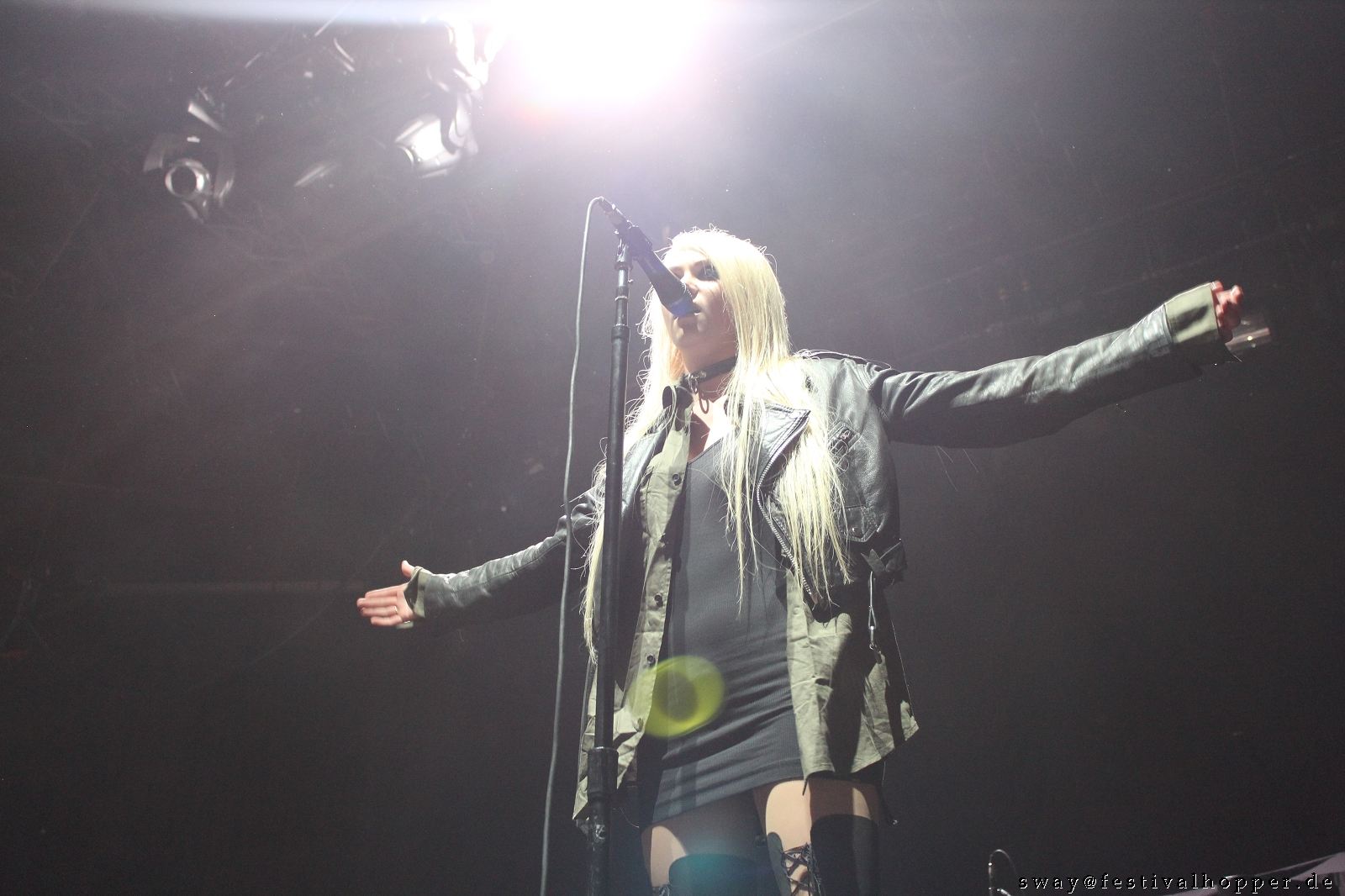 The-Pretty-Reckless-2011-Dusseldorf_07