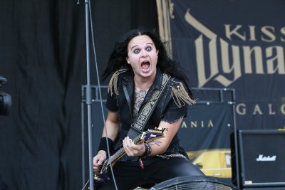 KissinDynamite