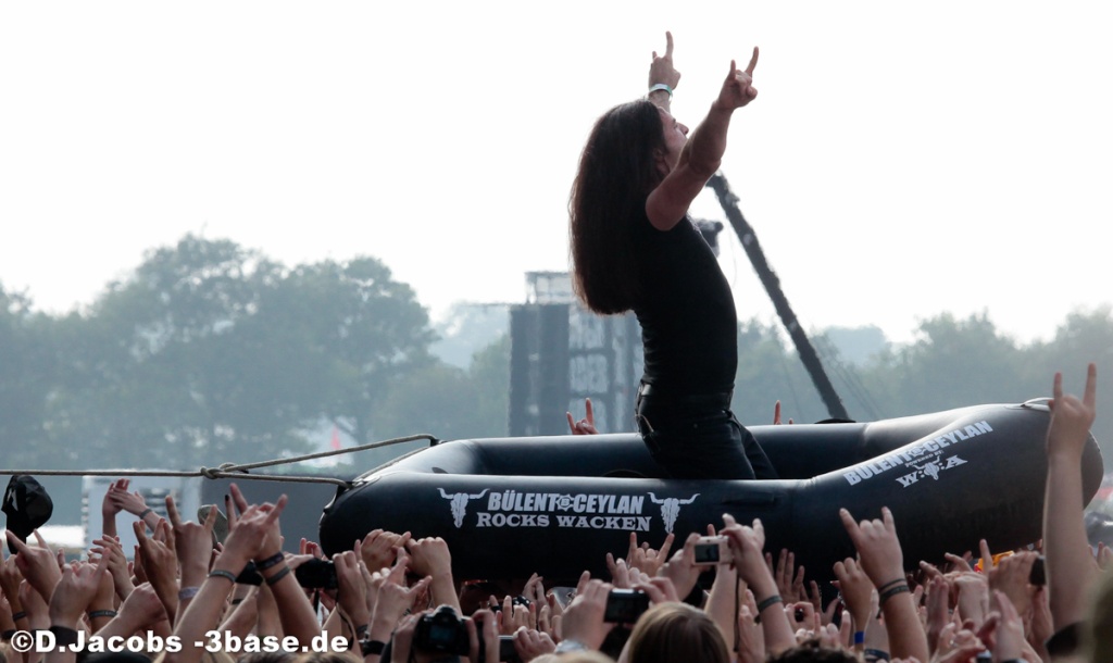 buelent-ceylan-surfing-wacken