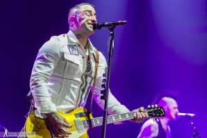 Die Broilers begeistern Ihre Fans in der Emslandarena. Lingen 24.11.2017 Foto: André Havergo