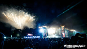 Samstag in Wacken 2026: Wenn der Acker bebt, die Sirenen heulen und die Fans jubeln